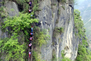 শিশুদের জন্য খাড়া পাহাড়ে সিঁড়ি বানাবে চীন